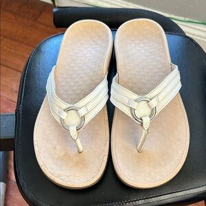Vionic “ALOE” White Straps with Silver Ring Accent Sandals 10